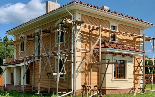 Монтаж декоративных элементов фасада