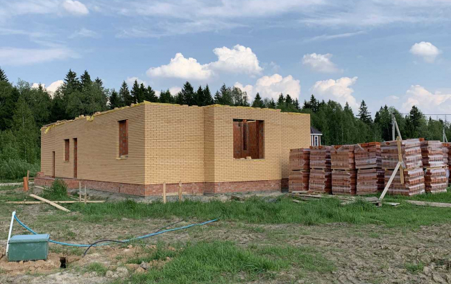 Кладка стен первого этажа выполнена